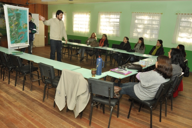 O coordenador do Programa de Educação Ambiental e de Comunicação Social, Cauê Canabarro, fala sobre gestão ambiental  aos professores da escola - 18 de Julho de 2012