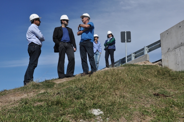 O jornalista Jocimar Farina recebe informações da coordenação da Gestão Ambiental da BR-116/392 - 10 de agosto de 2012 