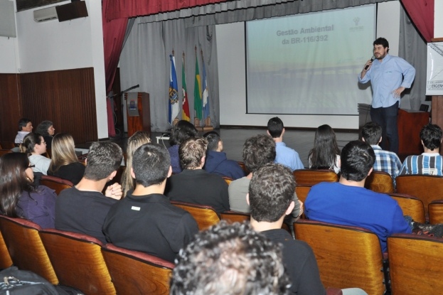 Cauê Canabarro, coordenador dos Programas de Comunicação Social e Educação Ambiental, da Gestão Ambiental da BR-116/392 fala sobre a importância do conhecimento sobre os impactos ambientais para os estudantes -  20 de Agosto de 2012 