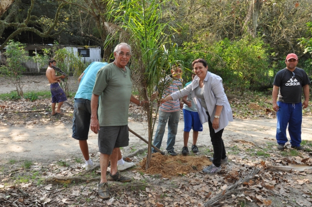 Moradores do balneário ao lado da muda de palmeira recentemente plantada - 24 de Agosto de 2012
