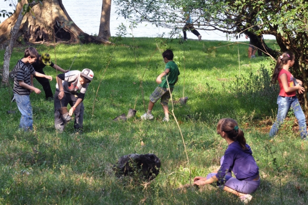 Os estudantes empenhados no plantio de mudas no Barro Duro - 24 de Agosto de 2012