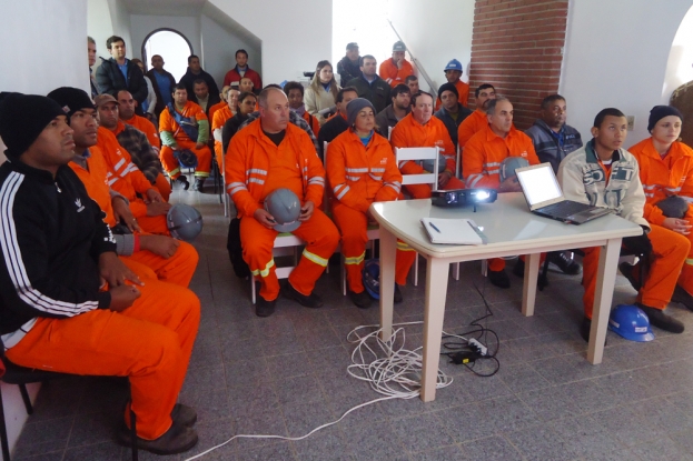 Trabalhadores do Lote 1-A em palestra realizada pela equipe de Gestão Ambiental BR-116/392 - 27 de agosto de 2012