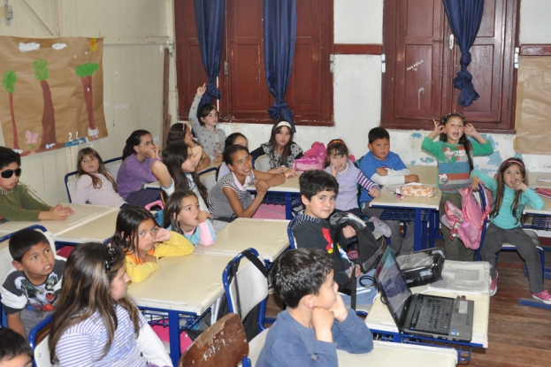 Estudantes interagem durante a atividade de educação ambiental - 03 de agosto 2012