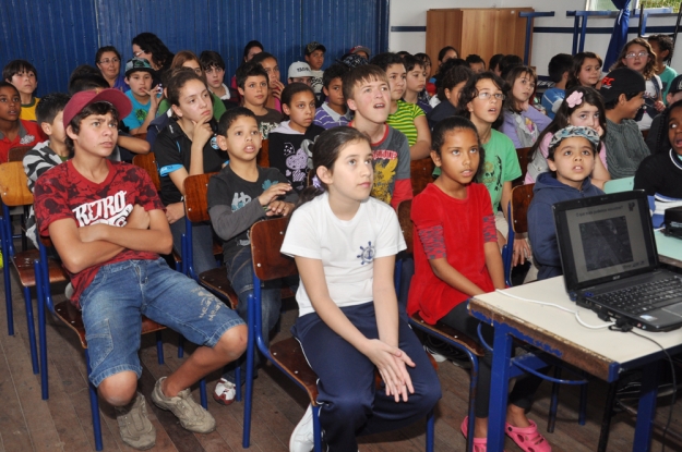 Estudantes analisam o ambiente ao redor da escola através de imagem de satélite - 16 de agosto de 2012