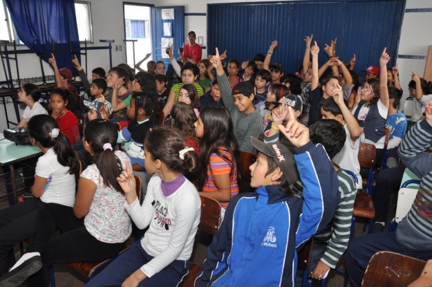 Durante a atividade, os estudantes interagem com a equipe da Gestão Ambiental da BR-116/392 - 16 de agosto de 2012