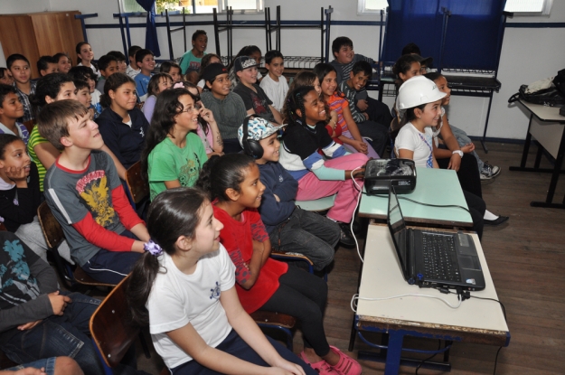 Momento de descontração durante a palestra sobre os cuidados com a natureza nas obras de duplicação da BR-392 - 16 de agosto de 2012