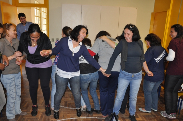 Professoras da escola Alfredo Ferreira Rodrigues participam da dinâmica de grupo - 23 de agosto de 2012