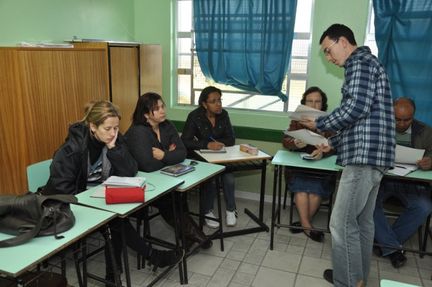 Os boletins informativos são entregue aos professores - 25 de agosto de 2012