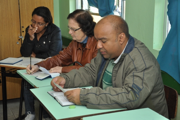 Professor realiza a leitura do texto de Érico Veríssimo 