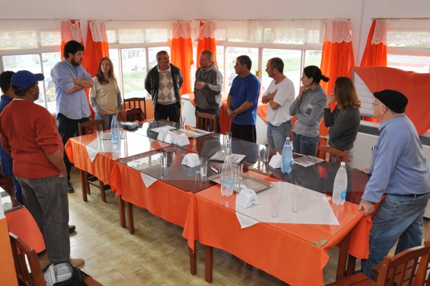 A equipe de Comunicação Social esteve com os moradores e comerciantes da Vila da Quinta para sanar dúvidas referentes a obra.