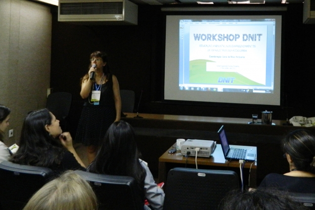 Educadora ambiental Simone Gallego fazendo o encerramento do workshop e apresentando as expectativas do DNIT em relação ao tema da educação ambiental.