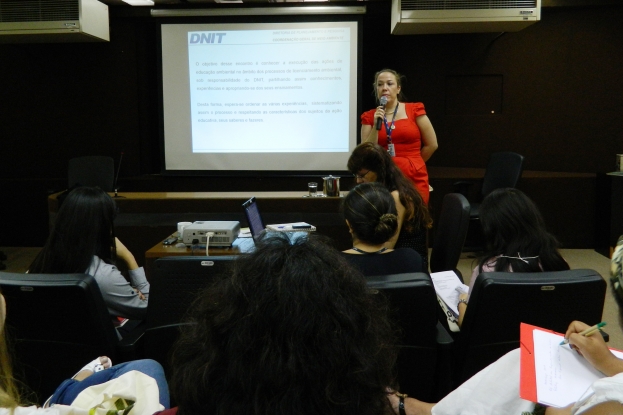 A Coordenadora Geral do Meio Ambiente do DNIT, Aline Freitas, fazendo abertura das atividades do workshop.