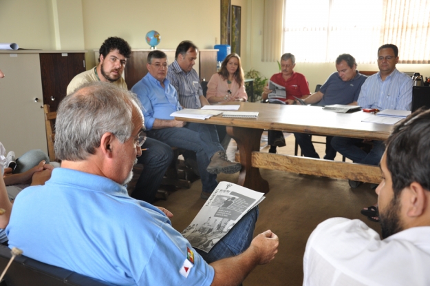 Representantes recebem a última edição do Boletim Informativo das obras de duplicação da BR-116/392 - 04 de dezembro de 2012