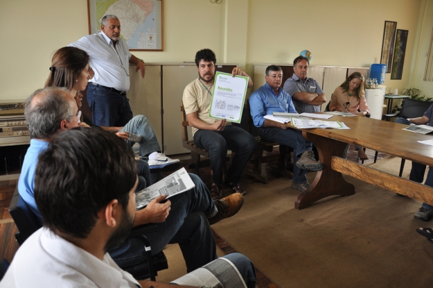 Cauê Canabarro, Coordenador dos Programas de CS e EA, apresenta o modelo de cartaz para reuniões com as comunidades - 04 de dezembro de 2012