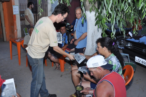 Moradores recebem informativo das obras de duplicação da BR-116/392 - 06 de dezembro de 2012