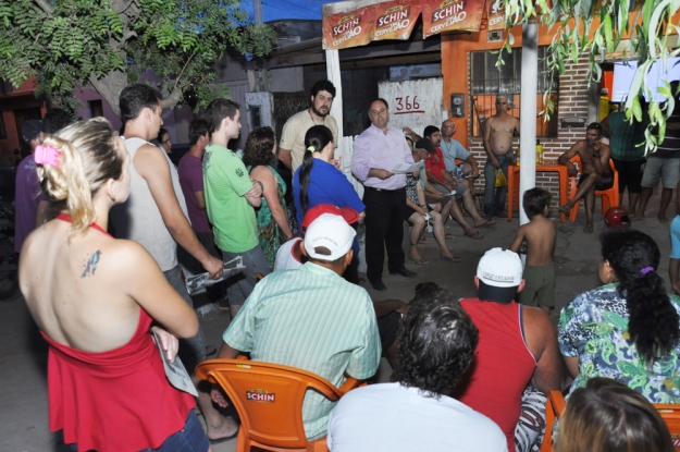 Durante a reunião os moradores realizam perguntas - 06 de dezembro de 2012