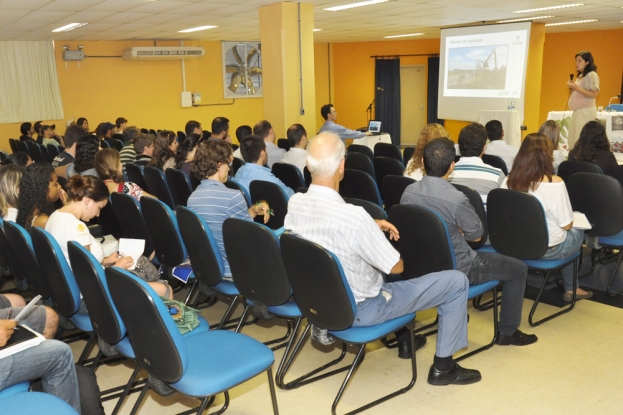 Palestra do I Seminário Gestão Ambiental de Caminhos. Ecól. Renata Freitas (STE) - 12 de dezembro de 2012