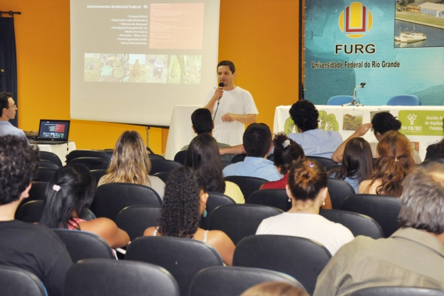 Palestra do I Seminário Gestão Ambiental de Caminhos. Biól. Cristiano Souza (IBAMA) - 12 de dezembro de 2012