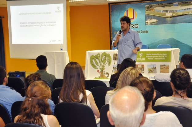 Palestra do I Seminário Gestão Ambiental de Caminhos. Edu. Amb. Cauê Canabarro (STE) - 12 de dezembro de 2012