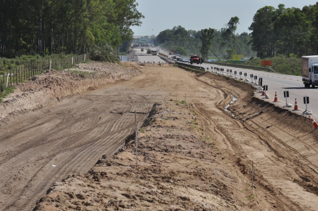 Obras próximo a ponte sobre a barragem Santa Bárbara na BR-116 - Lote 1A.