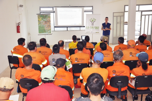 Atividade de Educação Ambiental com os colaboradores do Consórcio do Contorno (SBS Engenharia Construções S.A., MAC Engenharia Ltda. e a Construtora Pelotense Ltda.), que executam as obras de duplicação da BR-116/392 no Lote1 B.