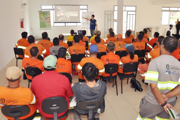 Atividade de Educação Ambiental com os colaboradores do Consórcio do Contorno (SBS Engenharia Construções S.A., MAC Engenharia Ltda. e a Construtora Pelotense Ltda.), que executam as obras de duplicação da BR-116/392 no Lote1 B.