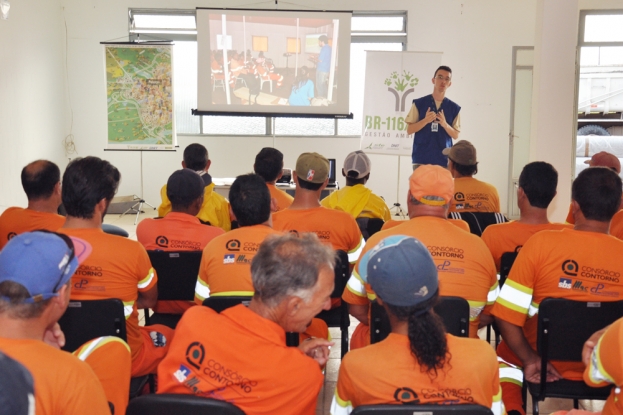 Atividade de Educação Ambiental com os colaboradores do Consórcio do Contorno (SBS Engenharia Construções S.A., MAC Engenharia Ltda. e a Construtora Pelotense Ltda.), que executam as obras de duplicação da BR-116/392 no Lote1 B.