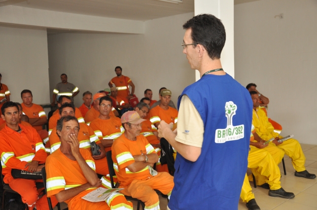 Atividade de Educação Ambiental com os colaboradores do Consórcio do Contorno (SBS Engenharia Construções S.A., MAC Engenharia Ltda. e a Construtora Pelotense Ltda.), que executam as obras de duplicação da BR-116/392 no Lote1 B.