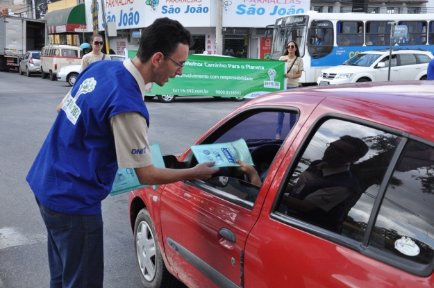 Blitz educativa na Avenida Bento Gonçalves com a rua General Osório.