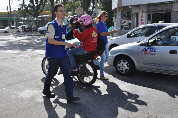 Blitz educativa na Avenida Bento Gonçalves com a rua General Osório.