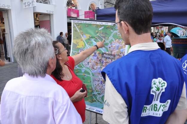 Participação da Gestão Ambiental da BR-116/392 na atividade do Dia Mundial da Água no Calçadão de Pelotas organizada pelo Sanep.