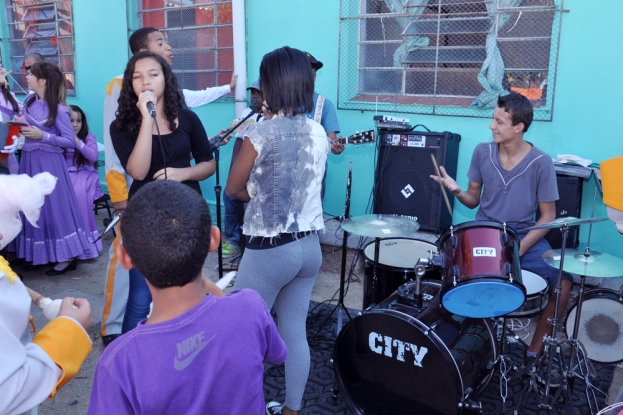 Equipe da Gestão Ambiental da BR-116/392 no aniversário da E.M.E.F. Daura Pinto. 