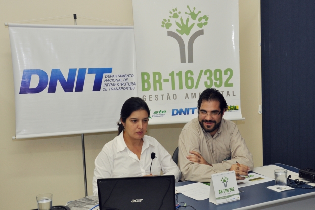 A coordenadora setorial dos Programas Ambientais da STE S.A., Renata Freitas, e o técnico ambiental da equipe do Programa de Monitoramento de Fauna da BR-116/392, Guillermo Dávila, participaram do diálogo transmitido ao vivo.