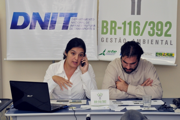 A coordenadora setorial dos Programas Ambientais da STE S.A., Renata Freitas, e o técnico ambiental da equipe do Programa de Monitoramento de Fauna da BR-116/392, Guillermo Dávila, participaram do diálogo transmitido ao vivo.