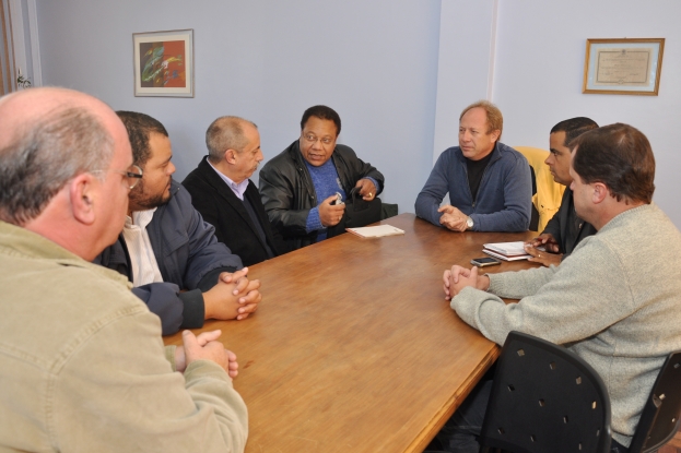O engenheiro Vladimir Casa reunido com representantes da Câmara de Vereadores do Rio Grande.