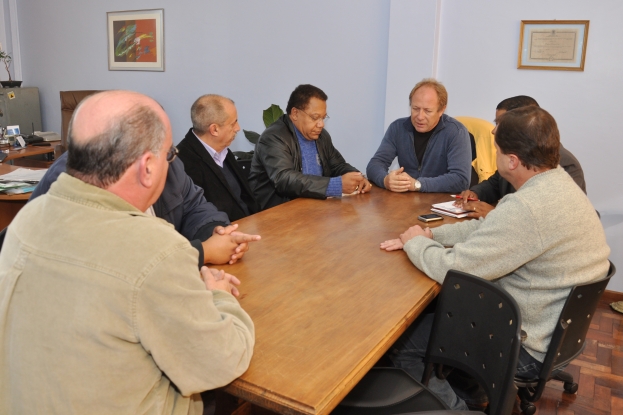 O engenheiro Vladimir Casa reunido com representantes da Câmara de Vereadores do Rio Grande.