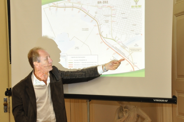 Engenheiro Vladimir Casa apresentou o projeto de duplicação da BR-116/392 e BR-116/RS para o prefeito de Pelotas, Eduardo Leite.