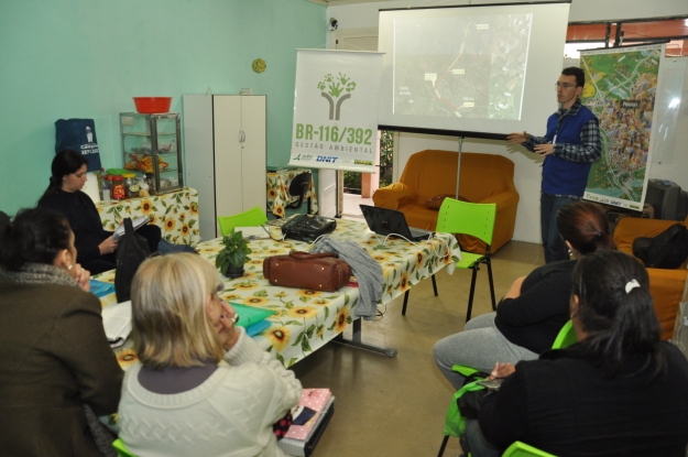 Equipe do PEA tendo o primeiro contato com a escola.