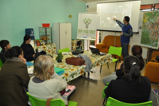 Equipe do PEA tendo o primeiro contato com a escola.