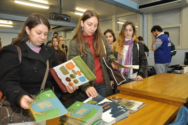 No final das palestras foram distribuídos materiais educativos e boletim informativo da BR-116/392.