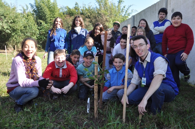 Cada turma plantou uma muda no pátio da escola