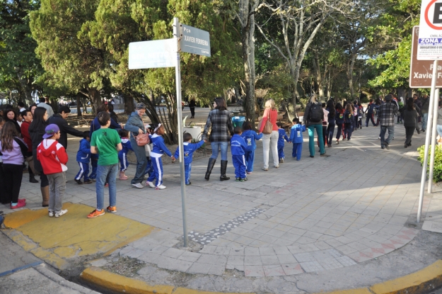 Abraço na Praça Xavier Ferreira durante a Semana do Meio Ambiente no Rio Grande. 03/06/2013