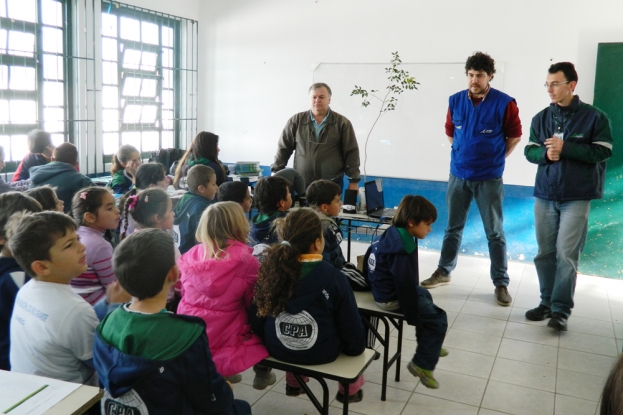 Plantio de mudas nativas com os estudantes da E.M.E.F. Cristóvão Pereira de Abreu, na Ilha da Torotama, no Rio Grande. 06/06/2013