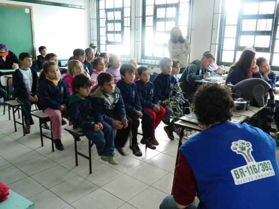 Plantio de mudas nativas com os estudantes da E.M.E.F. Cristóvão Pereira de Abreu, na Ilha da Torotama, no Rio Grande. 06/06/2013