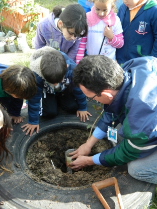 Plantio de mudas nativas com os estudantes da E.M.E.F. Cristóvão Pereira de Abreu, na Ilha da Torotama, no Rio Grande. 06/06/2013