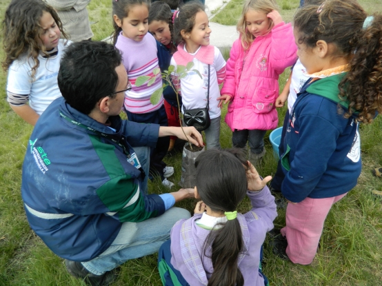 Plantio de mudas nativas com os estudantes da E.M.E.F. Cristóvão Pereira de Abreu, na Ilha da Torotama, no Rio Grande. 06/06/2013