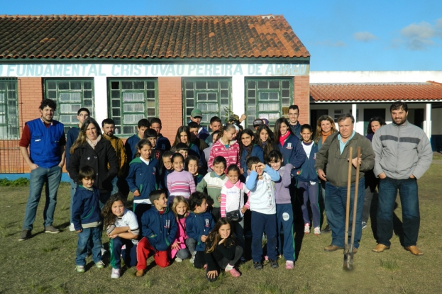 Plantio de mudas nativas com os estudantes da E.M.E.F. Cristóvão Pereira de Abreu, na Ilha da Torotama, no Rio Grande. 06/06/2013