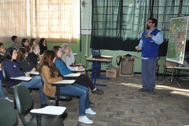 Palestra da Gestão Ambiental da BR-116/392 na Semana do Meio Ambiente para os estudantes do Colégio Municipal Pelotense.