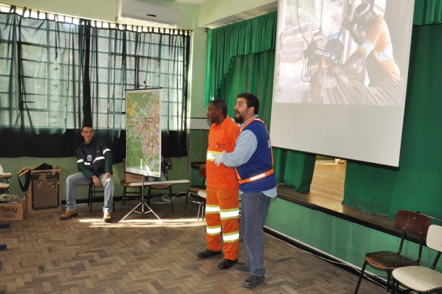 Palestra da Gestão Ambiental da BR-116/392 na Semana do Meio Ambiente para os estudantes do Colégio Municipal Pelotense.