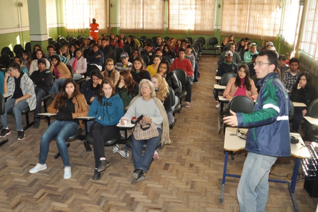 Palestra da Gestão Ambiental da BR-116/392 na Semana do Meio Ambiente para os estudantes do Colégio Municipal Pelotense.